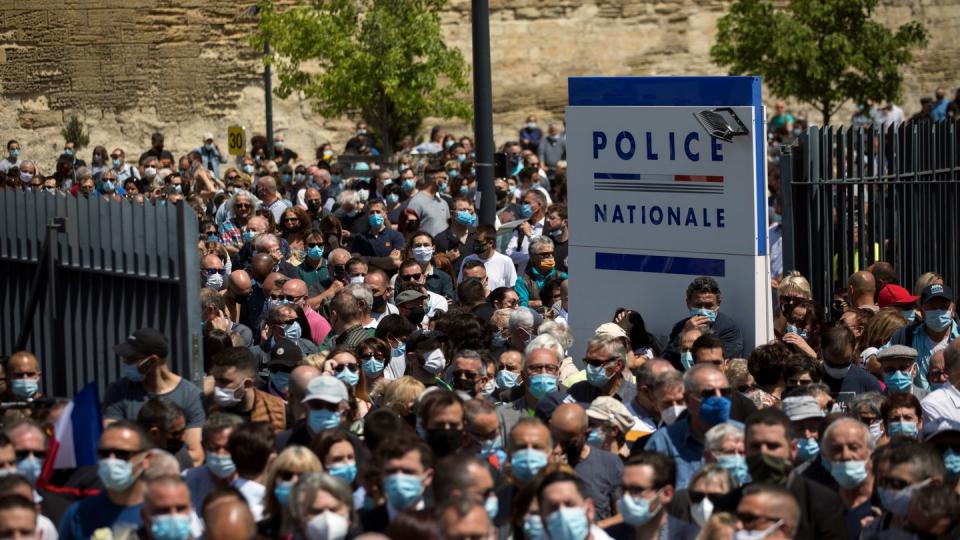 Zahlreiche Polizeibeamte und Zivilisten versammeln sich an einer Polizeistation, um dem getöteten Polizisten zu gedenken.