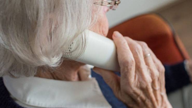 Une dame âgée au téléphone