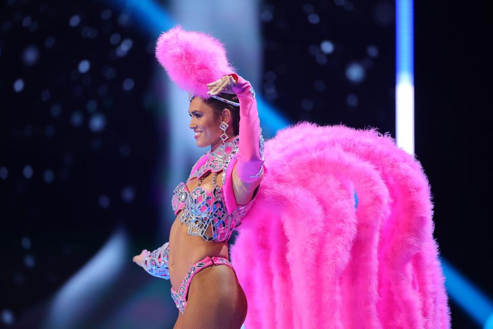 Fiel a su forma para la competencia, Miss Francia se aventuró en el departamento de vestuario del Moulin Rouge. (Héctor Vivas/Getty Images)
