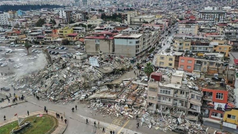 土耳其強震，多棟建築瞬間應聲倒塌。（圖／裘振宇提供）