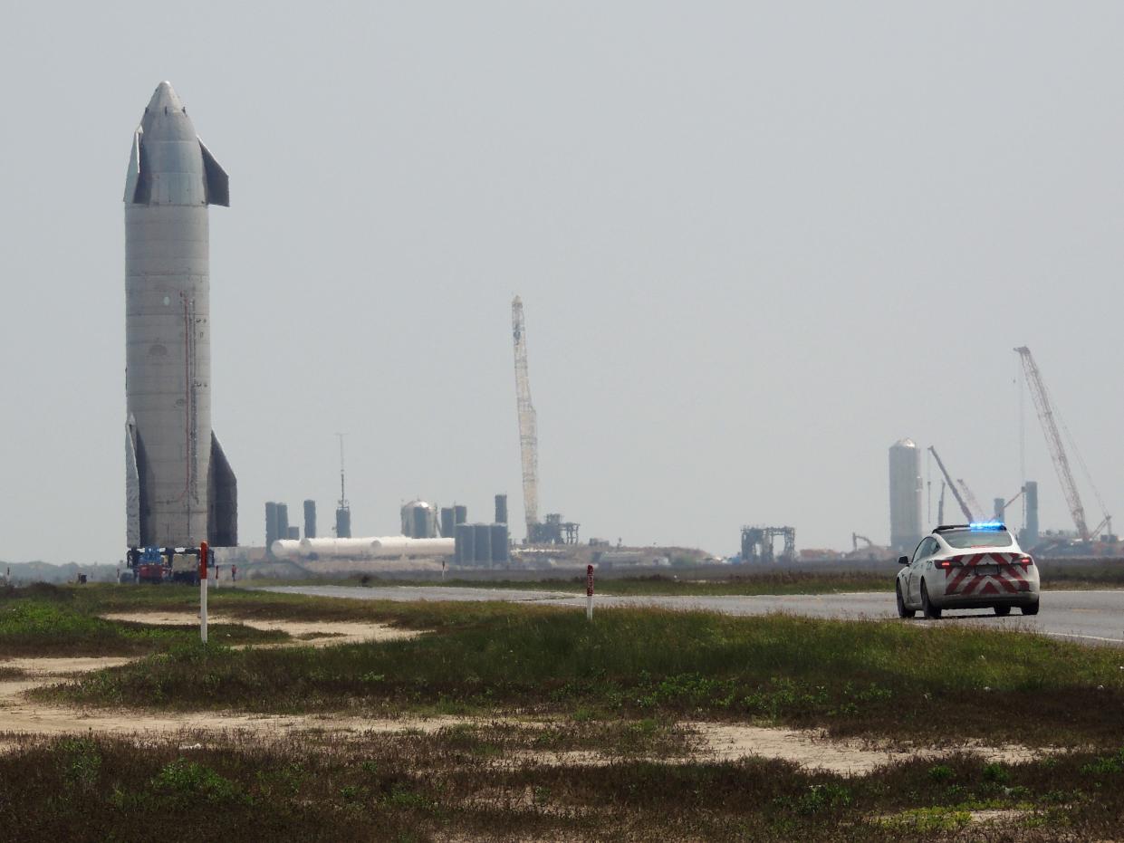 Starship SN15 rolling out to the launchpad at SpaceX’s Boca Chica facility in Texas on 8 April, 2021 (Carter Goode)