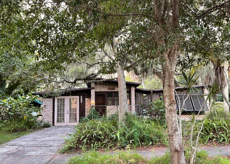 This house at 2920 Bay Shore Circle has two bedrooms and three baths in 1457 square feet under air, with an asking price of $785,000. Its architectural style is “organic modern,” a midcentury movement that rejected mainstream designs.