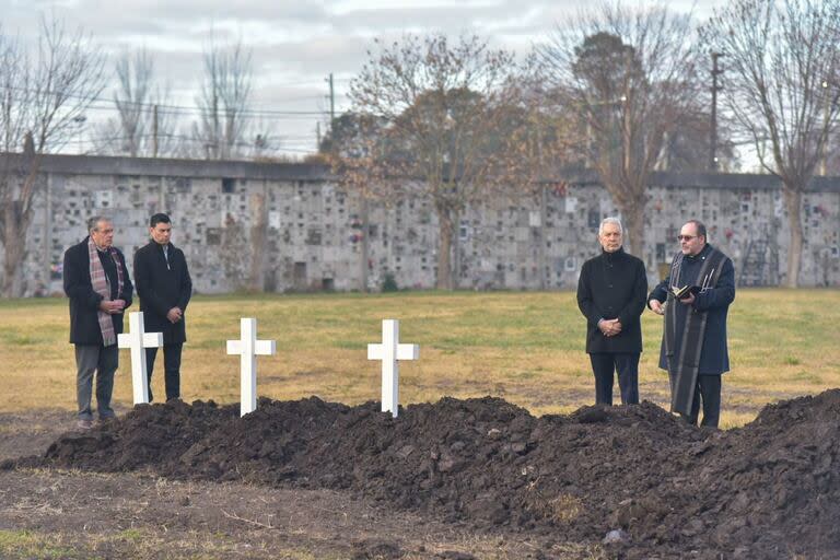 Con el entierro de 470 cuerpos y encabezado por el intendente Julio Alak, se dio inicio al proceso de reinhumación de restos correspondientes a cerca de 13.500 fallecidos