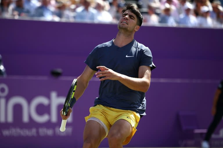 Carlos Alcaraz se lamenta de un punto perdido durante el partido contra Jack Draper en el torneo de Queen's, el 20 de junio de 2024 al oeste de Londres (Henry Nicholls)