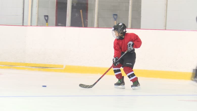 Skating school teaches Chinese students how to play Canada's national sport