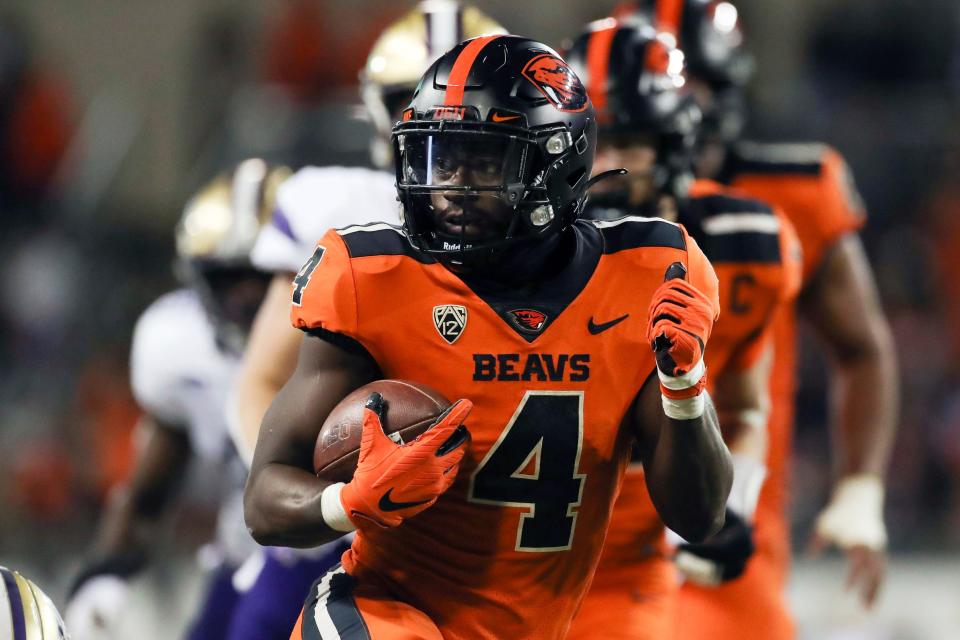 Oregon State running back B.J. Baylor rushes for 27 yards to score a touchdown during the second half against Washington.