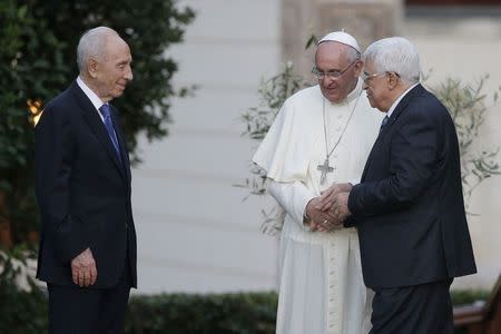 (L-R) Israeli President Shimon Peres, Pope Francis and Palestinian President Mahmoud Abbas talk after a prayer meeting at the Vatican June 8, 2014. REUTERS/Max Rossi