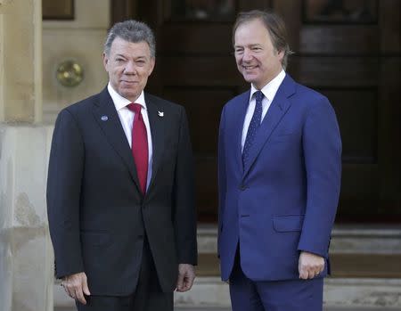 Juan Manuel Santos the President of Colombia (L) is met by Britain's Foreign Office minister Hugo Swire as he arrives at a summit on corruption at Lancaster House in central London, Britain, May 12, 2016. REUTERS/Paul Hackett
