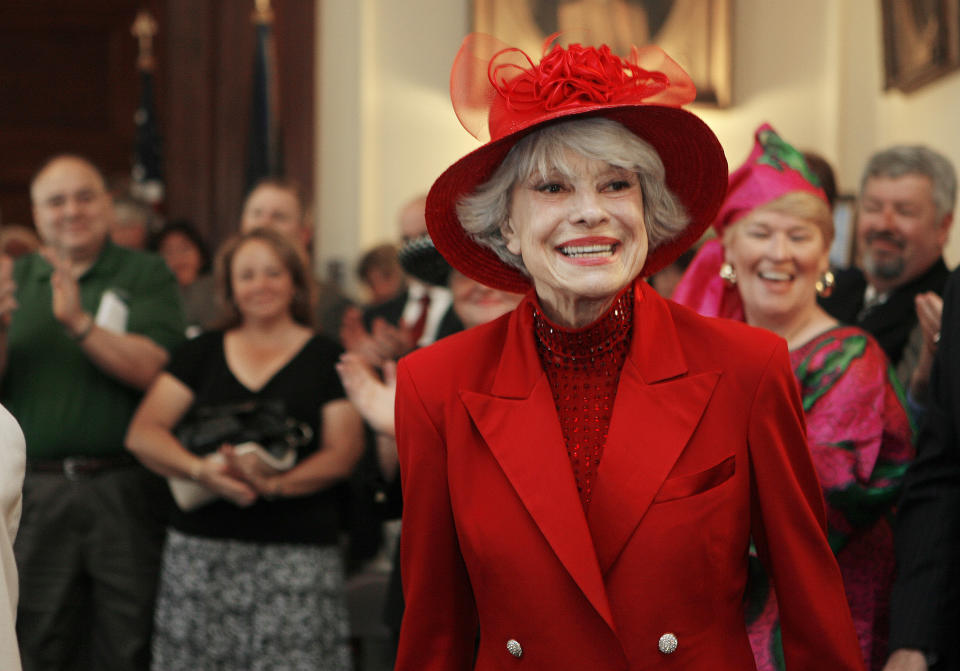 En esta foto del 27 de junio del 2007, la cantante y actriz Carol Channing en Concord, New Hempshire. Channing, cuya carrera abarcó décadas en Broadway y en televisión, murió el martes 15 de enero del 2019. Tenía 97 años. (AP Foto/Jim Cole, Archivo)