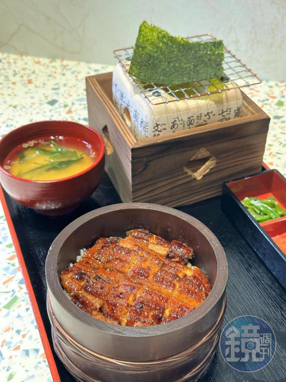 「夢幻鰻魚磯邊燒雙吃」可將海苔放上烤爐烤脆，再包著鰻魚飯吃。（428元／份）