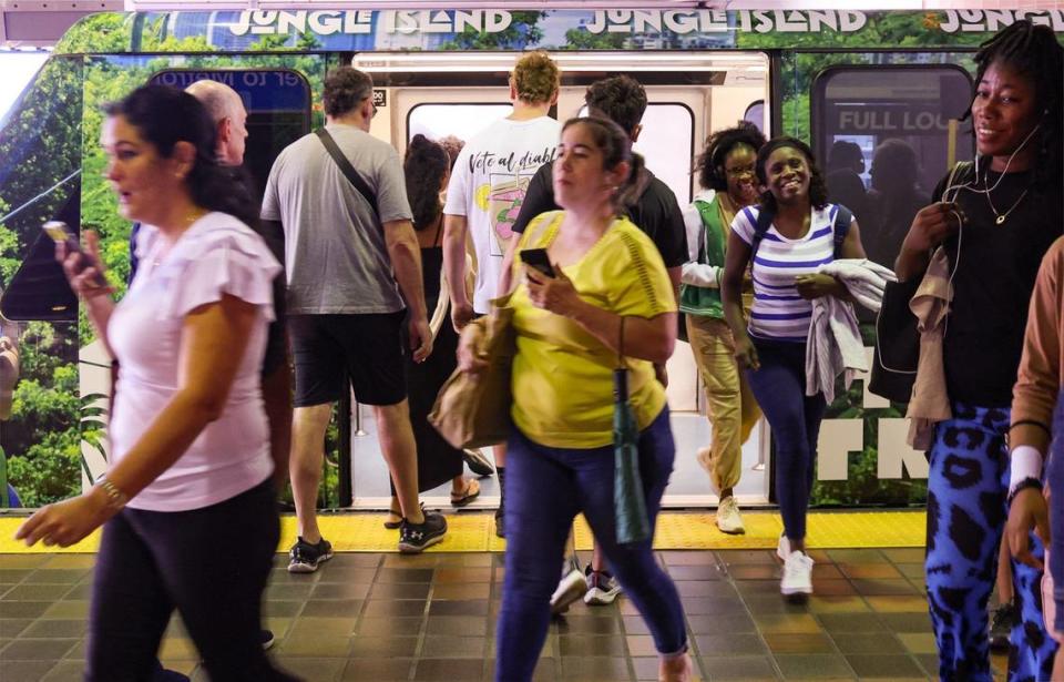 Usuarios salen y entran en el Metromover mientras se apresuran a conectar con el Metrorail y autobuses en el Government Center, el miércoles 24 de julio de 2024. El Condado Miami-Dade está preguntando a los electores si debería ampliar el servicio ferroviario mediante una pregunta en la boleta de las primarias.