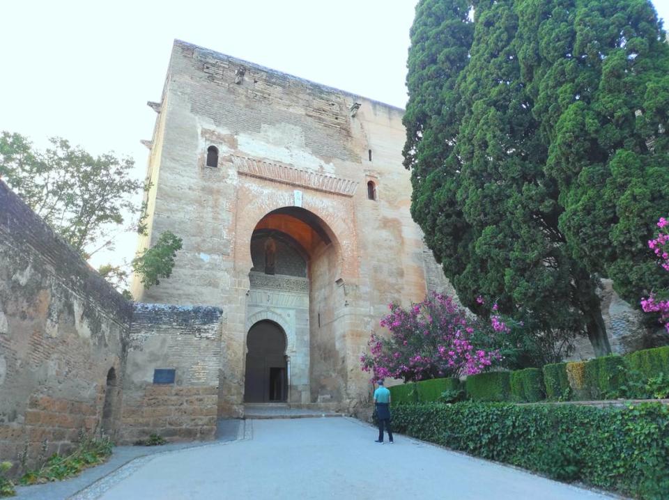 La Puerta de la Justicia, también conocida como Puerta de la Explanada por el amplio espacio que se extendía ante ella. Su majestuosa figura preside todo el ámbito y se ha convertido en uno de los símbolos de la Alhambra.