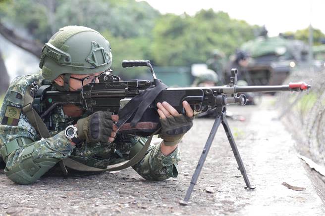 陸軍關指部聯兵一營官兵運用各型火力，模擬向敵船團實施攻擊。（軍聞社提供）