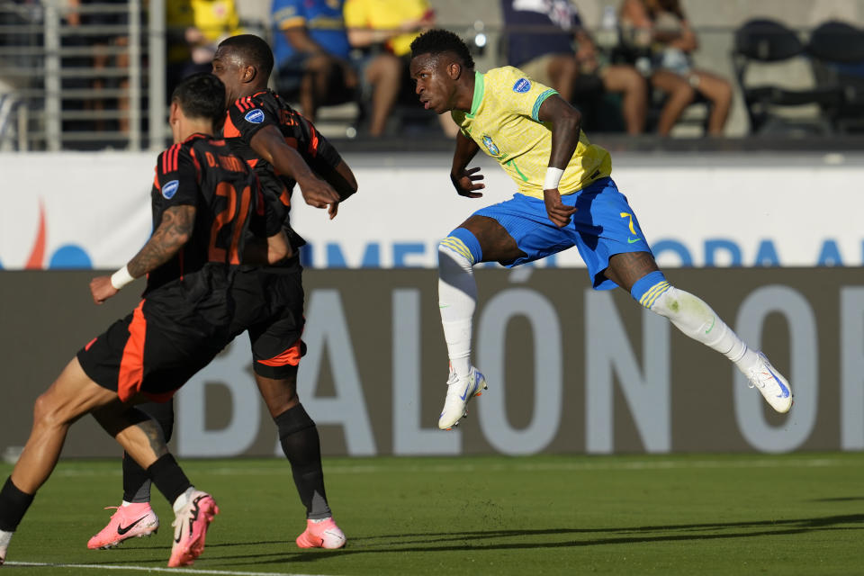 Brazil's Vinicius Junior, center, watches his missed shot on goal during the second half of a Copa America Group D soccer match against Colombia Tuesday, July 2, 2024, in Santa Clara, Calif. (AP Photo/Godofredo A. Vásquez)