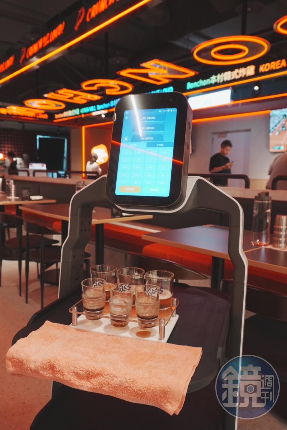 本村炸雞使用靈活的送餐機器人，為客人送上各式餐點、飲品。 