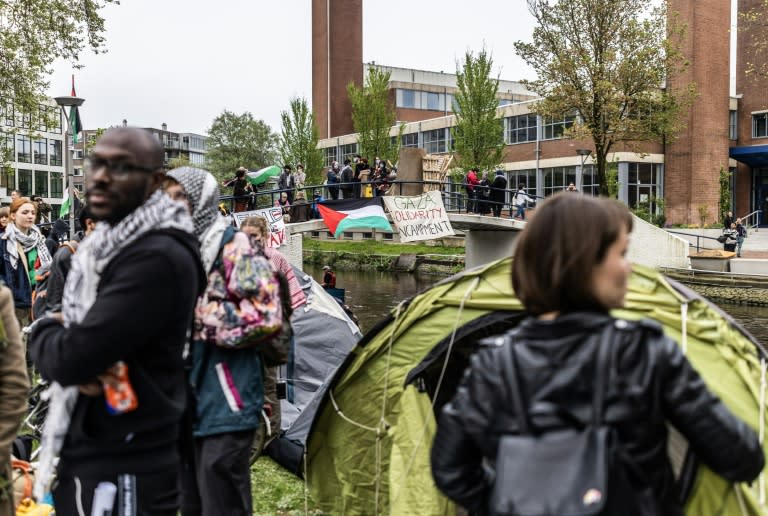 Unos estudiantes propalestinos se concentran en la Universidad de Ámsterdam (UvA) el 6 de mayo de 2024 (Eva Plevier)