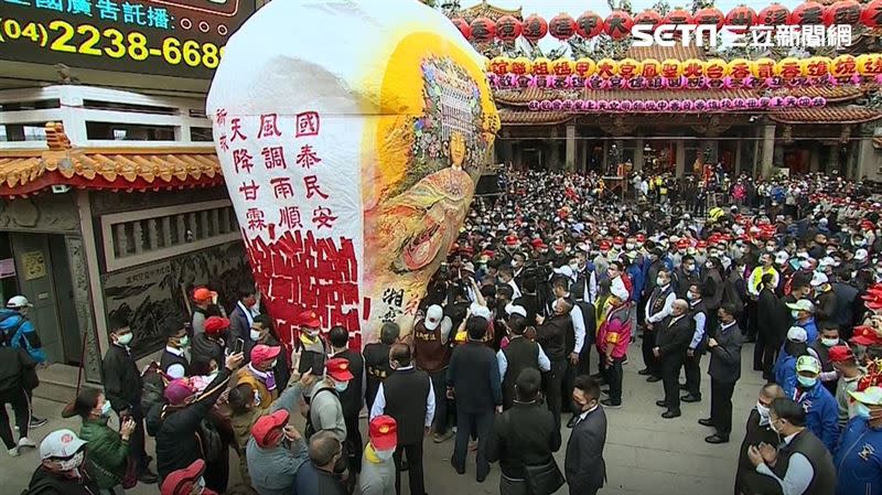  蔡英文向大甲媽祈雨，盼能天降甘霖，盡快解決台灣的乾旱問題。