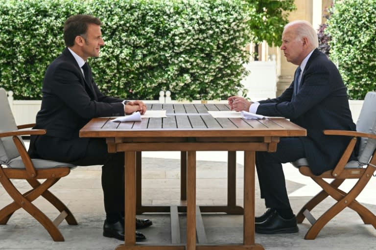 El presidente estadounidense Joe Biden, a la derecha, y el mandatario francés, Emmanuel Macron, durante una reunión bilateral en el Palacio del Elíseo en París el 8 de junio de 2024 (SAUL LOEB)