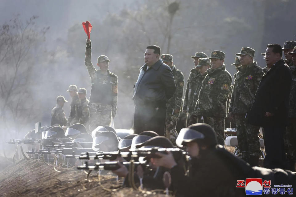 <strong>金正恩6日前往西部戰線軍事陣地視察。（圖／美聯社）</strong>