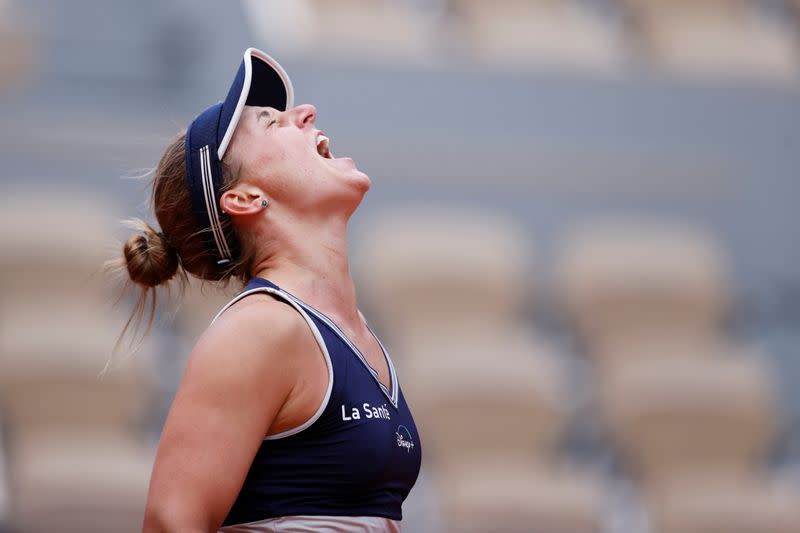 Foto del martes de la tenista argentina Nadia Podoroska celebrando tras vencer a Elina Svitolina en los cuartos de final de Roland Garros