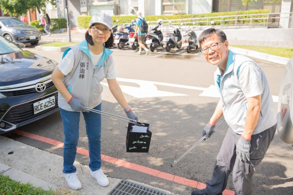 「世界清潔日」消滅菸蒂大作戰！秘書長張治祥與環保志工兵分6路淨街，共創優質市容環境。(圖由新竹市政府提供)