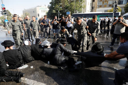 Israeli ultra-Orthodox Jewish men clash with police during a protest against the detention of a member of their community who refuses to serve in the Israeli army, in Jerusalem September 17, 2017 REUTERS/Ronen Zvulun