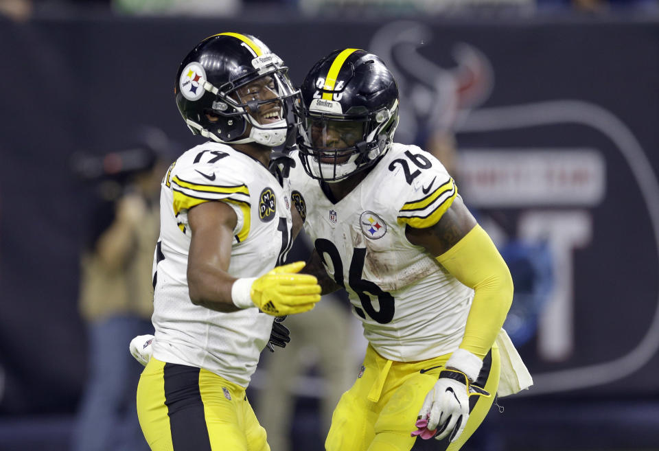 Pittsburgh Steelers running back Le'Veon Bell (26) celebrates with JuJu Smith-Schuster (19) after scoring a touchdown. (AP)