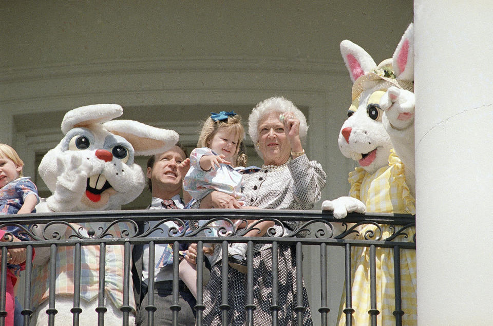 <p>First lady Barbara Bush, granddaughter Marshall Bush, and son Neil Bush are flanked by Easter bunnies as they stand on the White House balcony in Washington, March 27, 1989. (Photo: Bob Daugherty/AP) </p>