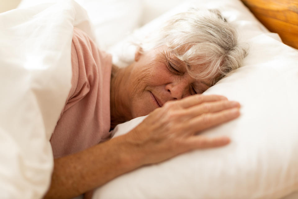 Seniorin schlafend im Bett