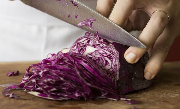 Una investigación de la División de Alimentos y Medicinas del Departamento de Agricultura de Carolina del Norte encontró que la col tiene un <strong>fitonutriente</strong> que podría prevenir el cáncer de seno. (Foto: Getty)