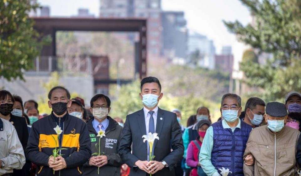 新竹市政府二十八日在新竹市二二八和平紀念公園舉辦「二０二二和平紀念日追思音樂會」，巿長林智堅以純白的百合花朵向二二八事件受難者表達追思。(記者曾芳蘭攝)