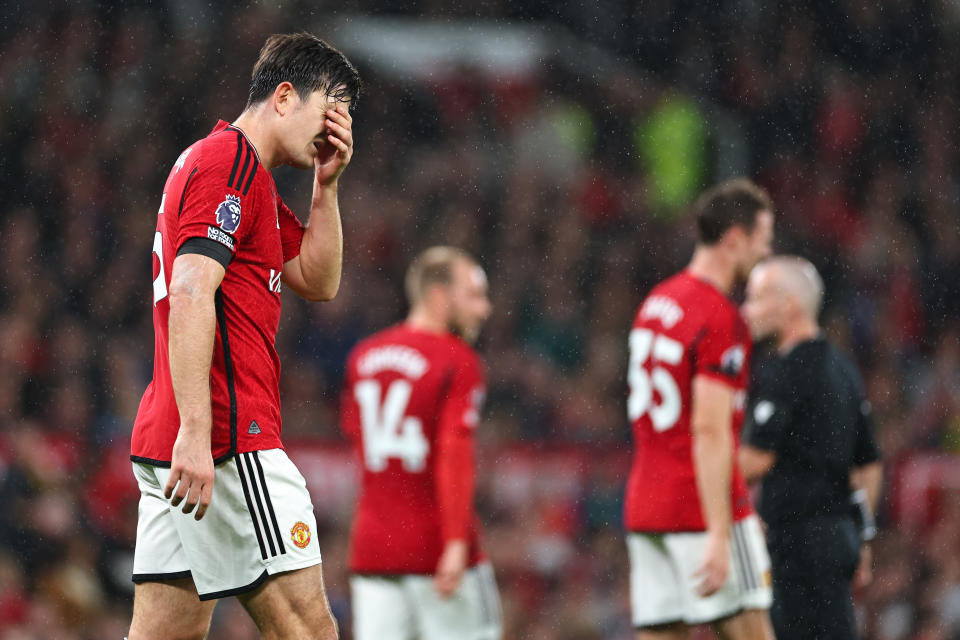 El defensa del Manchester United, Harry Maguire, sale del campo tras perder ante el Manchester City en la Premier League inglesa. 