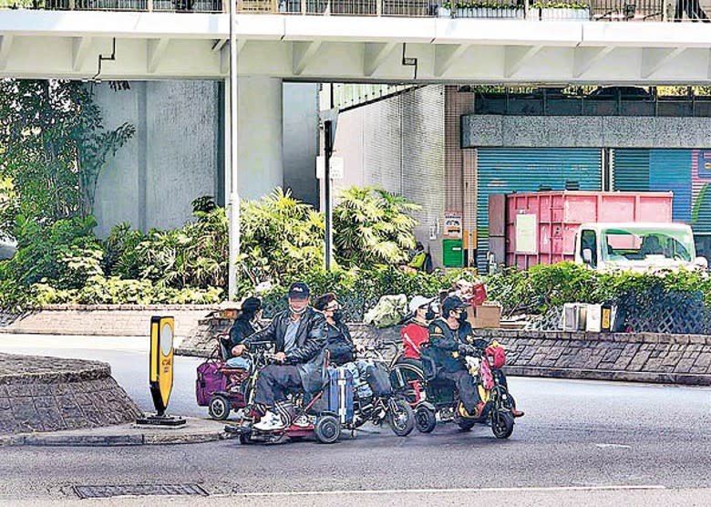 6輛電動三輪車及電動輪椅車昨在干諾道中與林士街交界等候。