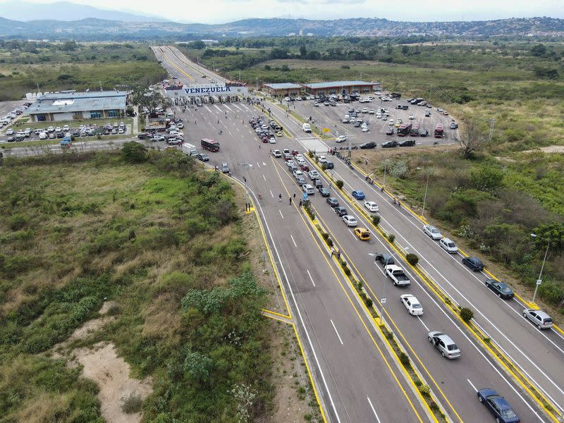 Venezuela and Colombia reopen completely the border at the Coronel Atanasio Girardot binational bridge in Urena