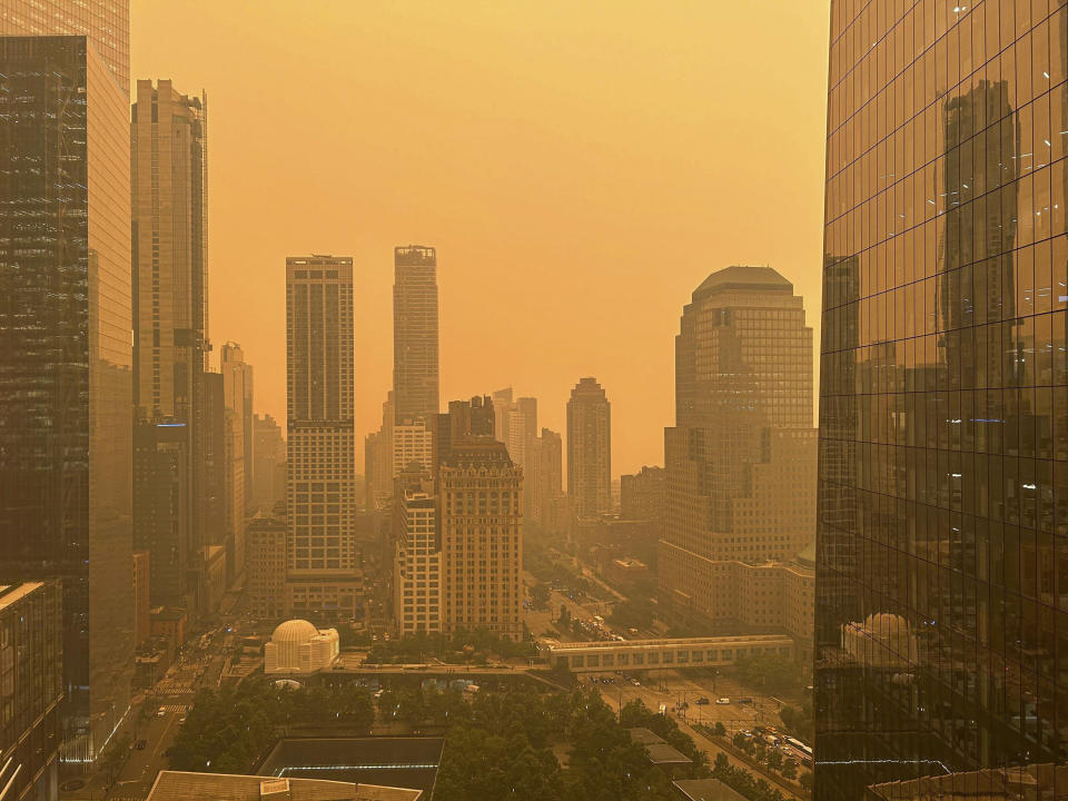 Una fotografía facilitada por S.O.M. muestra la vista desde la oficina un día en que el cielo de Nueva York estaba cubierto de humo procedente de los incendios forestales de Canadá. (S.O.M. vía The New York Times)

