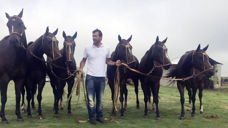 Adolfo Cambiaso con clones de la yegua de polo Cuartetera