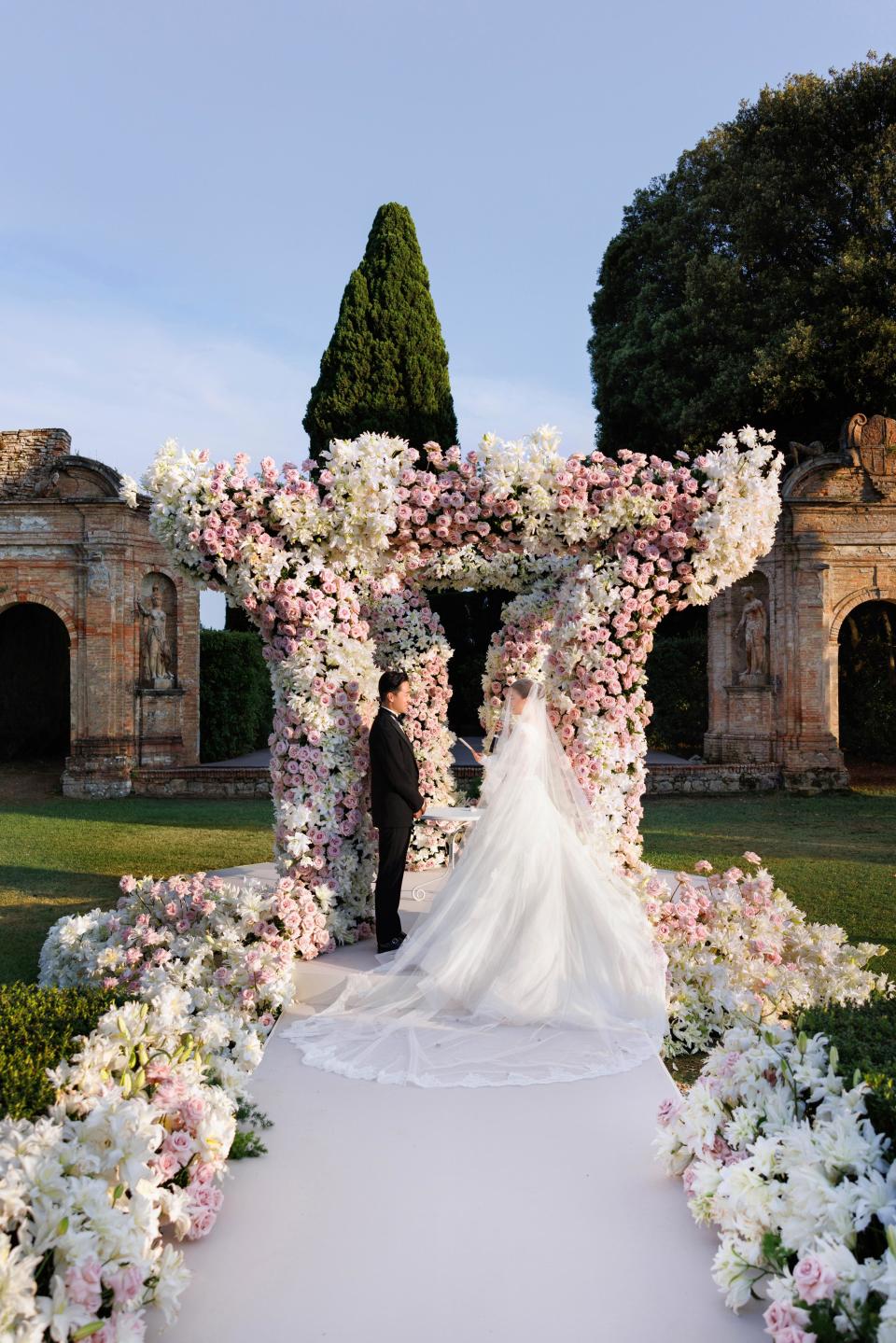 Karena Wu Qianyu and Shi Boxiong, the third generation of billionaires, held a makeup wedding in Italy