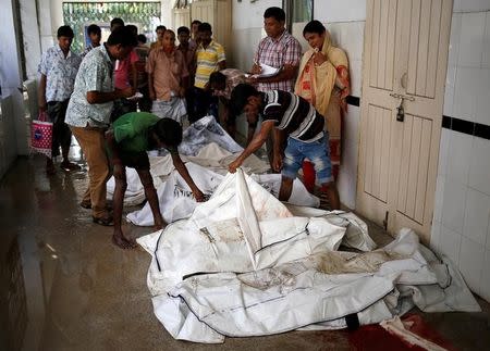 Families and relatives identify bodies at a hospital after a fire broke out at a packaging factory outside Dhaka, Bangladesh, September 10, 2016. REUTERS/Mohammad Ponir Hossain