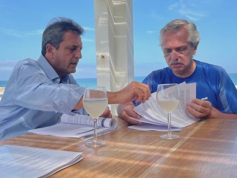 Sergio Massa y Alberto Fernández en la costa bonaerense