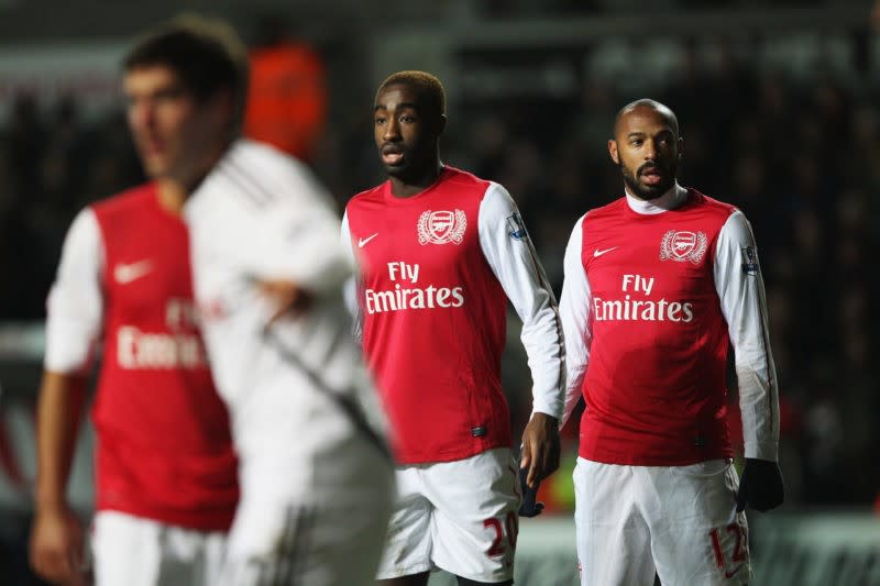 SWANSEA, WALES – 15. JANUAR: Thierry Henry (R) von Arsenal blickt auf Johan Djourou während des Premier-League-Spiels zwischen Swansea City und Arsenal im Liberty Stadium am 15. Januar 2012 in Swansea, Wales.  (Foto von: Michael Steele/Getty Images)