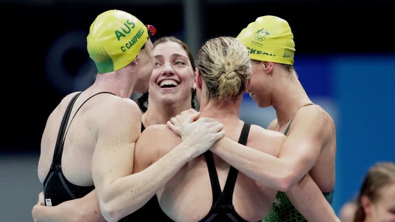 Foto del domingo de las australianas Emma McKeon, Meg Harris, Cate Campbell y Bronte Campbell celebrando tras ganar el oro en la posta de los 4x100 mts estilo libre