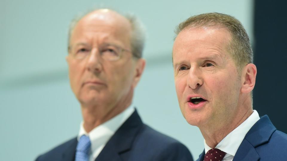 Herbert Diess (r), Vorstandsvorsitzender der Volkswagen AG, und Hans Dieter Pötsch, Chef des VW-Aufsichtsrats.