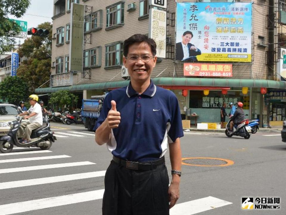 ▲李允傑親往現場督看懸掛選舉看板。（圖／記者郭政隆攝影2017.10.18）