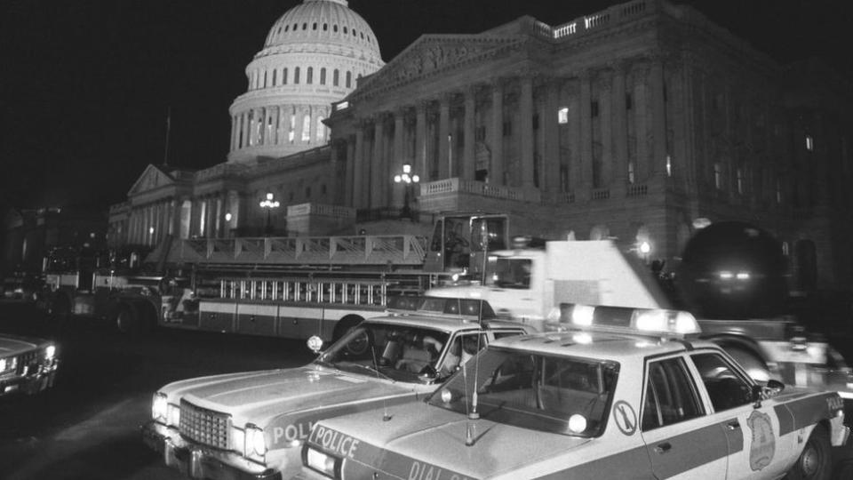 Autos de policía fuera del Capitolio después del ataque en 1983.