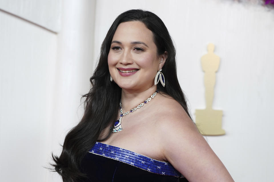 Lily Gladstone llega a los Oscar el domingo 10 de marzo de 2024, en el Teatro Dolby en Los Ángeles. (Foto Jordan Strauss/Invision/AP)