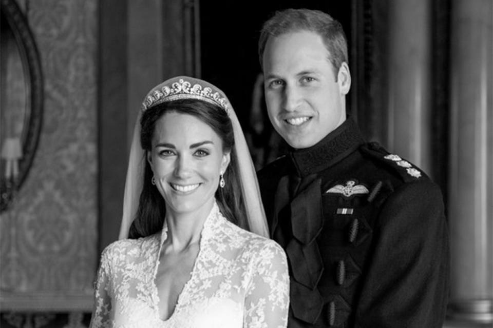 El palacio de Kensington publicó el lunes un retrato inédito del príncipe y la princesa de Gales para celebrar el 13º aniversario de boda de la pareja (@KensingtonRoyal/Twitter)