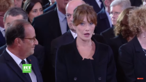 Lors des obsèques de Jacques Chirac, le 30 septembre 2019, les téléspectateurs voient François Hollande murmurer quelque chose à l’oreille de Carla Bruni-Sarkozy. Cette dernière semble alors très choquée. L’image est reprise sur les réseaux et chacun y va de sa petite analyse. Avec plus ou moins bon goût. C’est finalement l’ancien président qui révèle lui-même, sur le plateau de l’émission <em>C à vous</em> ce qu’il a dit à l’ex Première dame : <em>"La réalité est beaucoup plus triste et simple. Elle me posait la question que beaucoup avaient à l’esprit : "Pourquoi Bernadette Chirac n’était pas là lors de cette cérémonie à l’église ?" Je lui ai confirmé que son état de santé ne lui permettait pas d’être là et que c’était très difficile pour elle. Et c’est sans doute ce qui a suscité cette réaction humaine et je crois sincère."</em> © capture d’écran Youtube chaîne RT