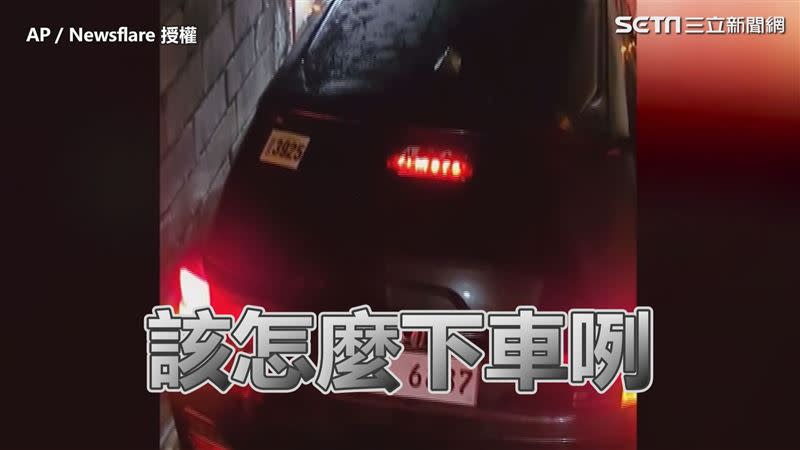 停好車後車門都緊貼牆面無法開啟。（圖／AP／Newsflare 授權）