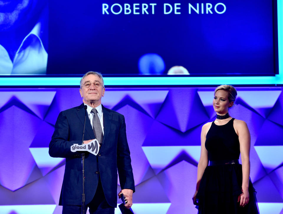 En 2016, Robert De Niro est honoré lors de la 27e cérémonie des GLAAD Awards, qui remet des trophées aux artistes impliqués dans la lutte contre l’homophobie. Le comédien et réalisateur est récompensé pour le documentaire <em>Remembering the Artist, Robert De Niro Senior, </em>centré sur son père, un peintre dont l’homosexualité a été révélée tardivement. Venue remettre le prix à celui avec qui elle a partagé l’affiche dans <em>Happiness Therapy, American Bluff </em>et <em>Joy</em>, Jennifer Lawrence taquine l’acteur en lançant : "<em>Robert De Niro n'est pas gay, alors je ne sais pas pourquoi nous sommes là. Ceci mis à part, il m'a demandé de lui remettre son award car, de ses propres mots, je suis comme une fille pour lui. En tant qu'un des plus grands acteurs de tous les temps, j'apprends beaucoup de lui, mais la chose la plus importante qu'il nous enseigne à tous est la tolérance. Rob est la personne la plus gentille que j'ai rencontrée. Son coeur est si généreux</em>". Ce à quoi la star répond, sur le même ton : "<em>Merci, Jen. Si j'étais lesbienne, je serais à fond sur toi. Être une figure paternelle a ses limites</em>". <em>(Photo by Dimitrios Kambouris/Getty Images for GLAAD)</em>