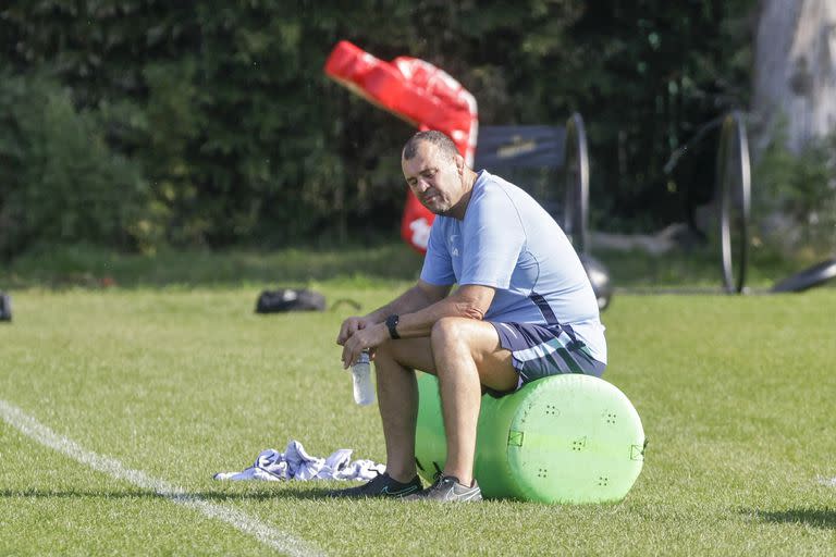 El coach de los Pumas, Michael Cheika, parece bucar respuestas tras el frustrante debut en el Mundial de Francia 2023